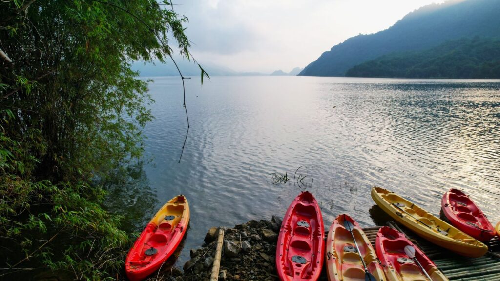 Découverte du lac de Hoa Binh depuis Hanoï : nature et séjour au Mai Chau Hideaway